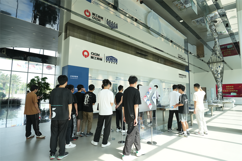 دانشگاه حرفه ای لیمینگ برای برنامه توسعه شغلی از شرکت ماشین آلات فوجیان کوانگانگ با مسئولیت محدود بازدید کرد.