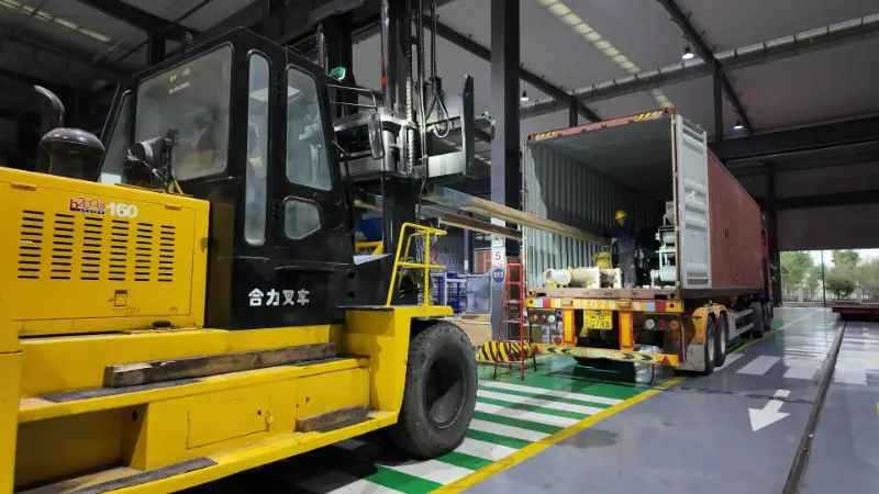 کشتی‌های عظیم اعتماد را حمل می‌کنند و تجهیزات هوشمند ساخته شده به مقصدهایی در سراسر جهان می‌روند.