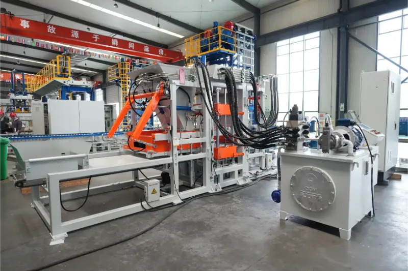 خط تولید آجرسازی تمام اتوماتیک QT6 شرکت Quangong Machinery Ltd. تولید آجر بسیار سودآور از زباله های جامد را تقویت می کند.
